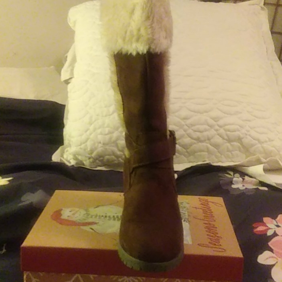 Booths - Picture 3 of 3